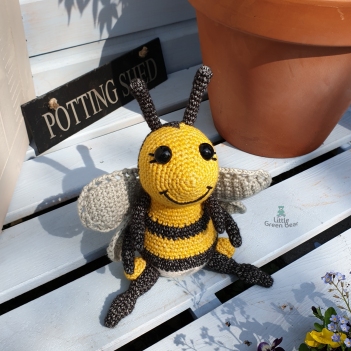 Becky the Bumblebee amigurumi pattern by Little Green Bear