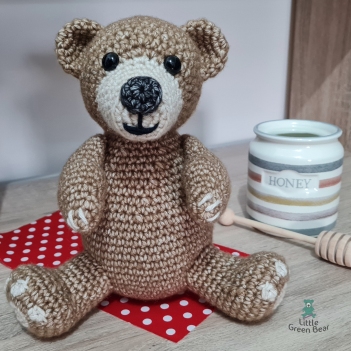Glenn the Grizzly Bear amigurumi pattern by Little Green Bear