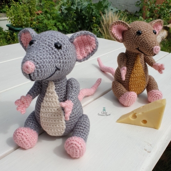 Roscoe the Rat amigurumi pattern by Little Green Bear