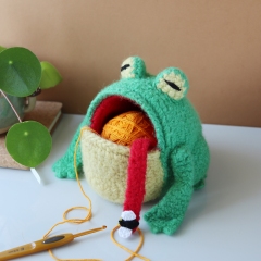 Hugo The Hungry Frog  amigurumi by Irene Strange