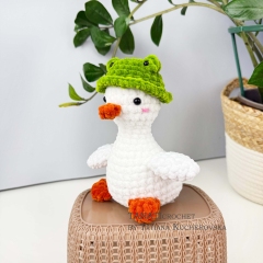 Little Goose with Accessories amigurumi by TANATIcrochet