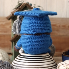 Graduation Gnome amigurumi pattern by Jen Hayes Creations