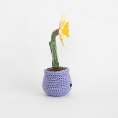 Daffodil amigurumi pattern by A Menagerie of Stitches