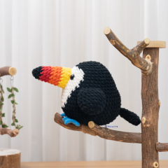 Rainbow Toucan Bird amigurumi by The Loop Story