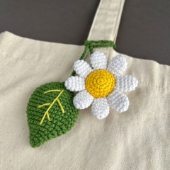 Daisy with leaf keychain charm amigurumi pattern by AmiGuide