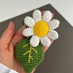 Daisy with leaf keychain charm amigurumi by AmiGuide