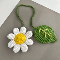 Daisy with leaf keychain charm amigurumi pattern by AmiGuide