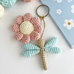 Flower and dragonfly keychain amigurumi pattern by AmiGuide
