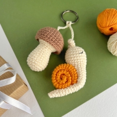 Snail and mushroom keychain  amigurumi pattern by AmiGuide