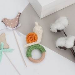 Snail baby rattle amigurumi by AmiGuide