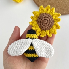 Sunflower with bee amigurumi by AmiGuide