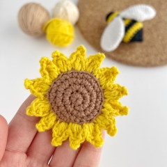 Sunflower with bee amigurumi pattern by AmiGuide
