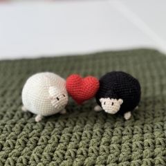 Loving Sheeps amigurumi pattern by Domigurumi