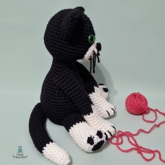 Connie the Cat amigurumi pattern by Little Green Bear