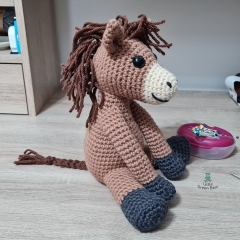 Harrold the Horse amigurumi by Little Green Bear