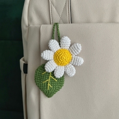 Daisy with leaf keychain charm