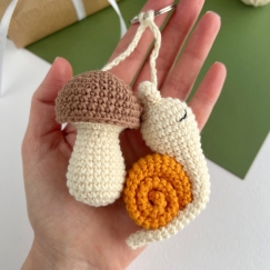 Snail and mushroom keychain 