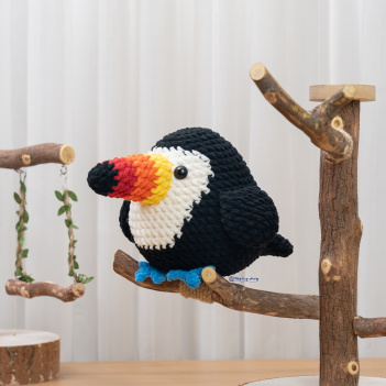 Rainbow Toucan Bird amigurumi pattern by The Loop Story