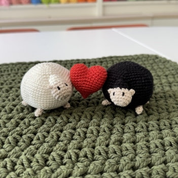 Loving Sheeps amigurumi pattern by Domigurumi