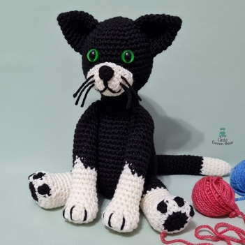 Connie the Cat amigurumi pattern by Little Green Bear