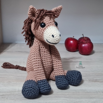 Harrold the Horse amigurumi pattern by Little Green Bear