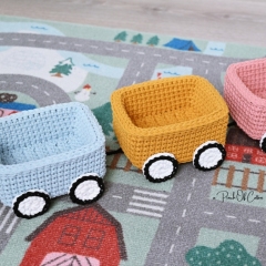 Crochet Train amigurumi by apinchofcotton