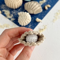Seashell bundle keychains amigurumi pattern by AmiGuide