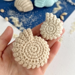 Seashell bundle keychains amigurumi pattern by AmiGuide