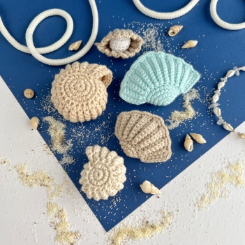 Seashell bundle keychains amigurumi pattern by AmiGuide
