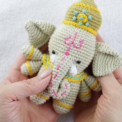 Mini Ganesh amigurumi pattern by Madelenon