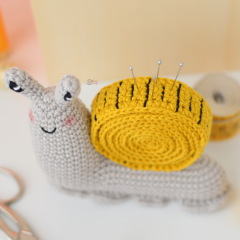 Winnie the Crafter Snail amigurumi by Elisas Crochet