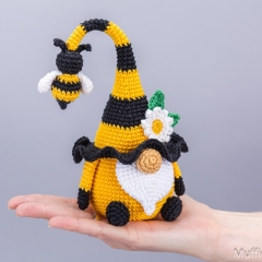 Bee Gnome with Daisy amigurumi pattern by Mufficorn