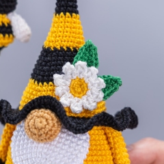 Bee Gnome with Daisy amigurumi by Mufficorn