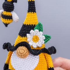 Bee Gnome with Daisy amigurumi pattern by Mufficorn