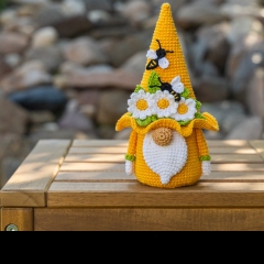 Bee gnome Candy Keeper amigurumi pattern by Mufficorn