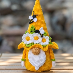 Bee gnome Candy Keeper amigurumi by Mufficorn