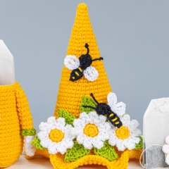 Bee gnome Candy Keeper amigurumi pattern by Mufficorn