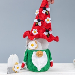 Gnome Candy Keeper amigurumi pattern by Mufficorn