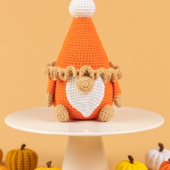 Pumpkin Pie Gnome amigurumi pattern by Mufficorn