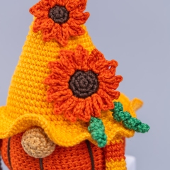 Pumpkin gnome with flowers amigurumi pattern by Mufficorn