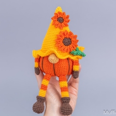 Pumpkin gnome with flowers amigurumi by Mufficorn