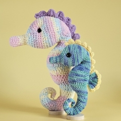 Aquarella Seahorse amigurumi by SaphirhaseDesign