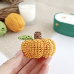 Mini pumpkin keychain amigurumi pattern by AmiGuide