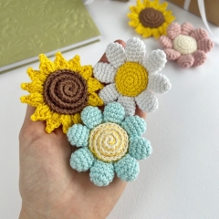 No sew Flowers keychain amigurumi pattern by AmiGuide