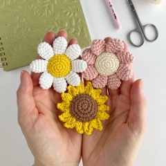 No sew Flowers keychain amigurumi by AmiGuide