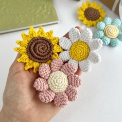 No sew Flowers keychain amigurumi pattern by AmiGuide