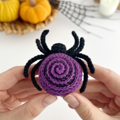 Mini spider amigurumi pattern by AmiGuide