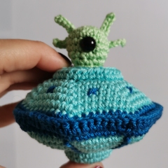 Zorp the Alien & Flying Saucer amigurumi pattern by EmmaS Dolls