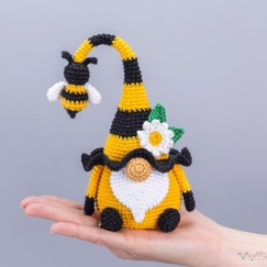 Bee Gnome with Daisy