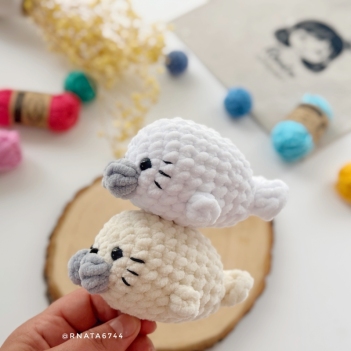 Crochet Seal amigurumi pattern by RNata